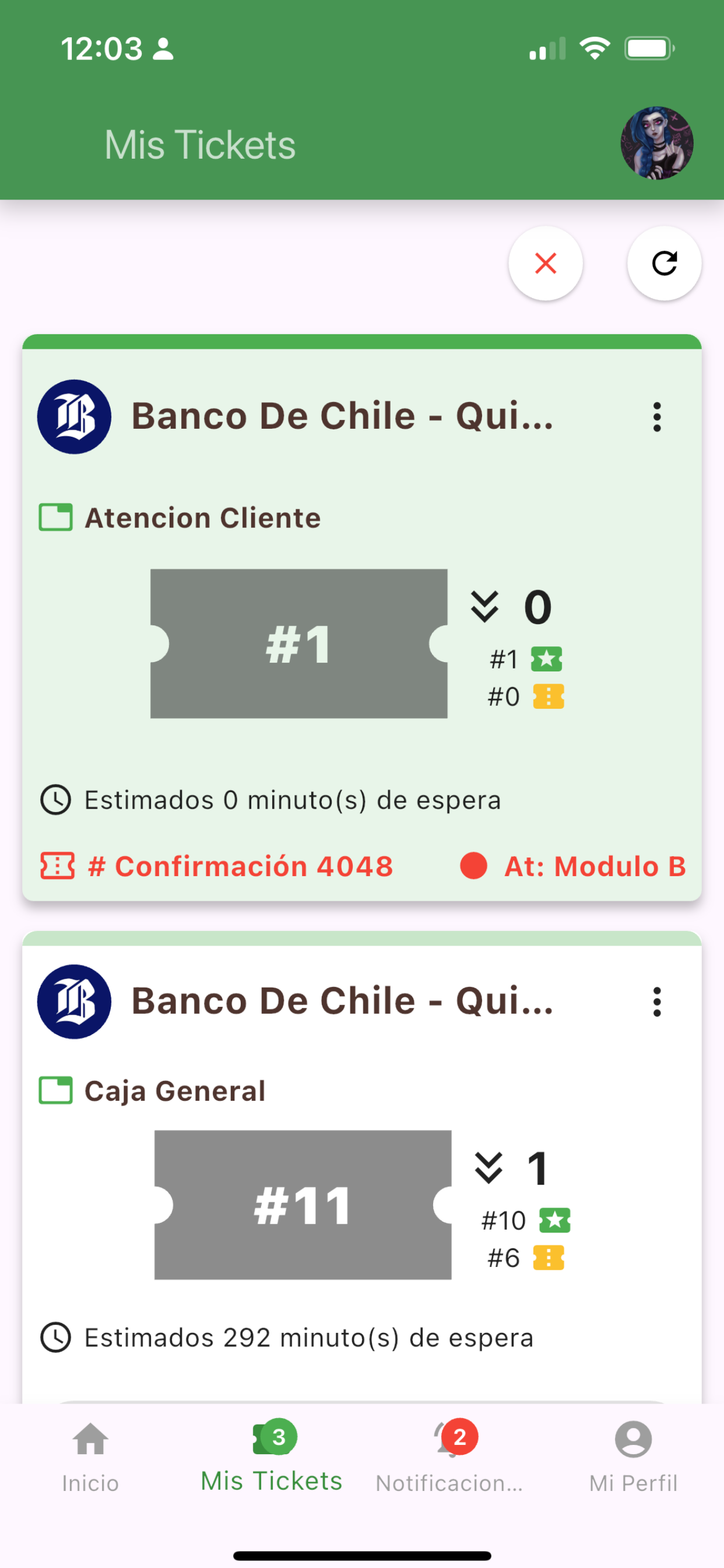 La app muestra el número de turno, la fila y el tiempo estimado de espera.